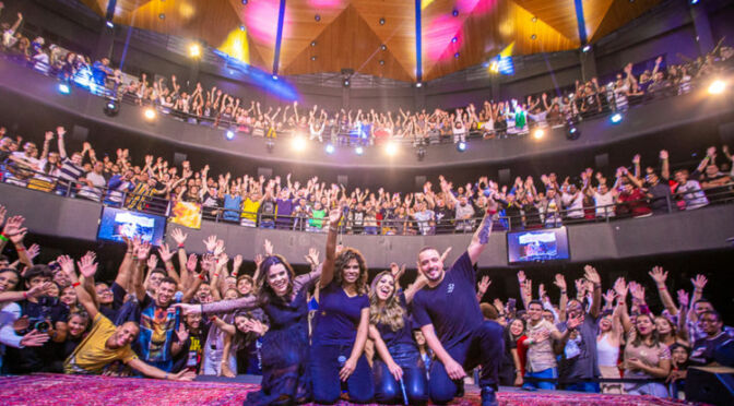 MUITA DANÇA E MÚSICA